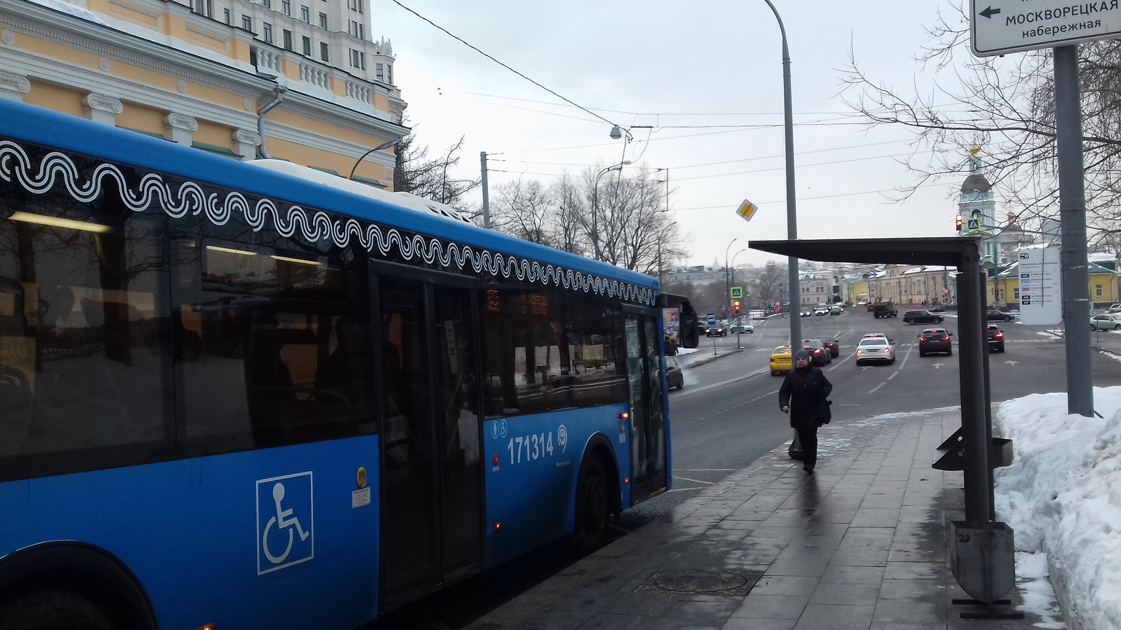 Проспект победы автобусы. Автобус н7 Москва. Ночь остановка Москва метро. Остановка Южный м7. Время автобуса на остановке кинотеатр победа 216.