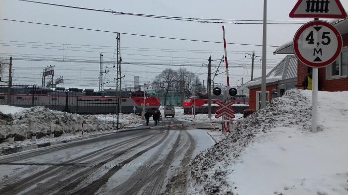 Веб камера жд переезд томск. ЖД шлагбаум. ЖД переезд Москва. Железнодорожный переезд со шлагбаумом. Железнодорожный переезд в Москве.