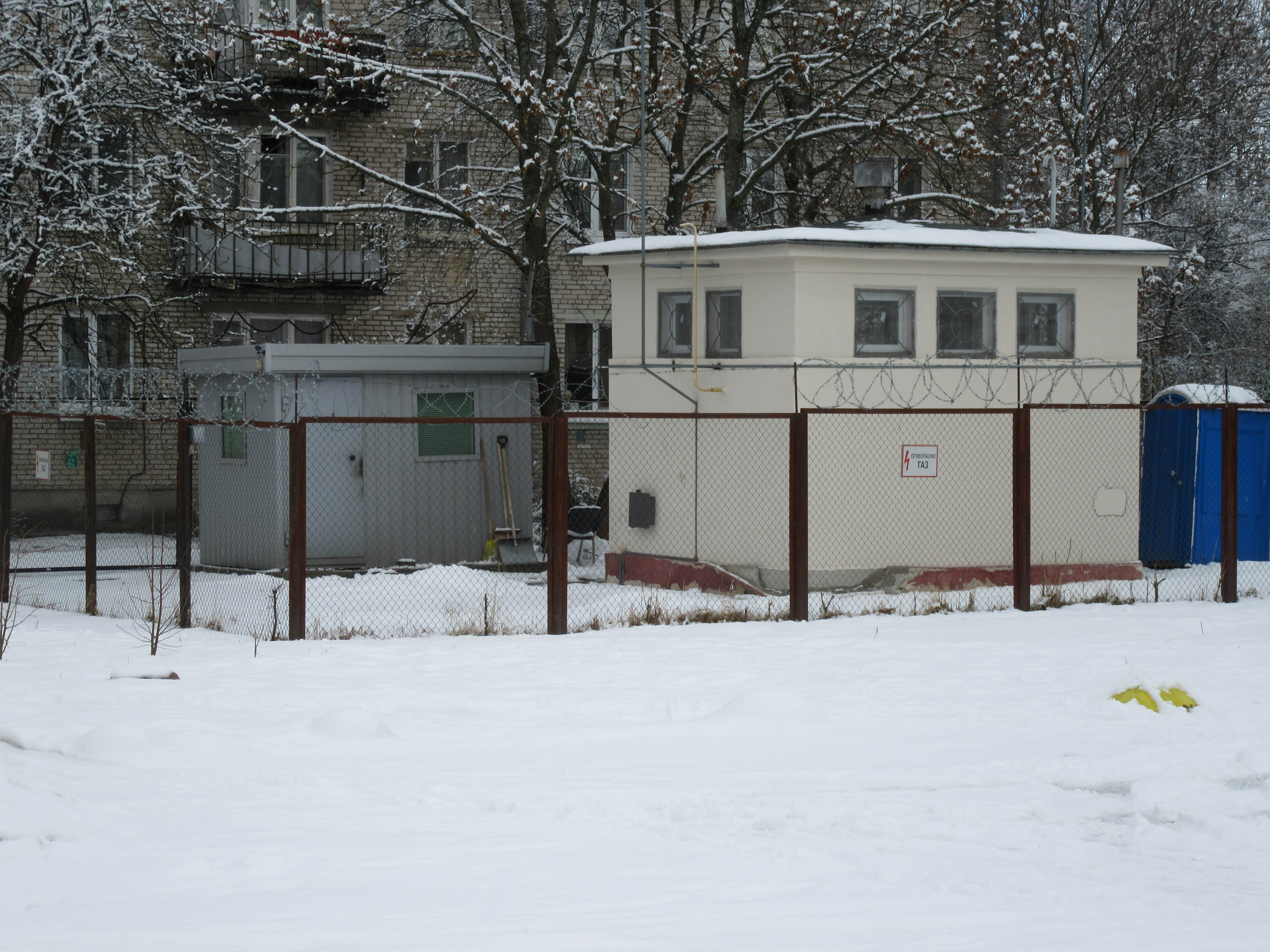 Газовая улица. Газовая подстанция. Газовая распределительная подстанция. Газовые подстанции во дворах. Газовая подстанция возле дома.