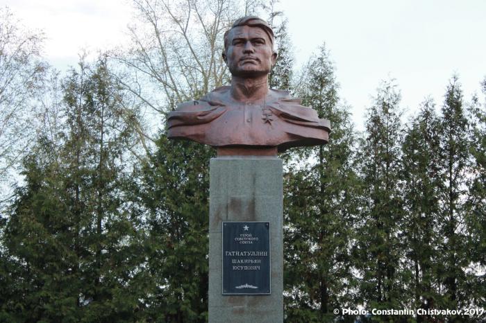 Памятники октябрьский. Памятники г. Октябрьский РБ. Памятники Октябрьский Башкортостан. Памятники города Октябрьский Республика Башкортостан. Памятник Нуркаев город Октябрьский.