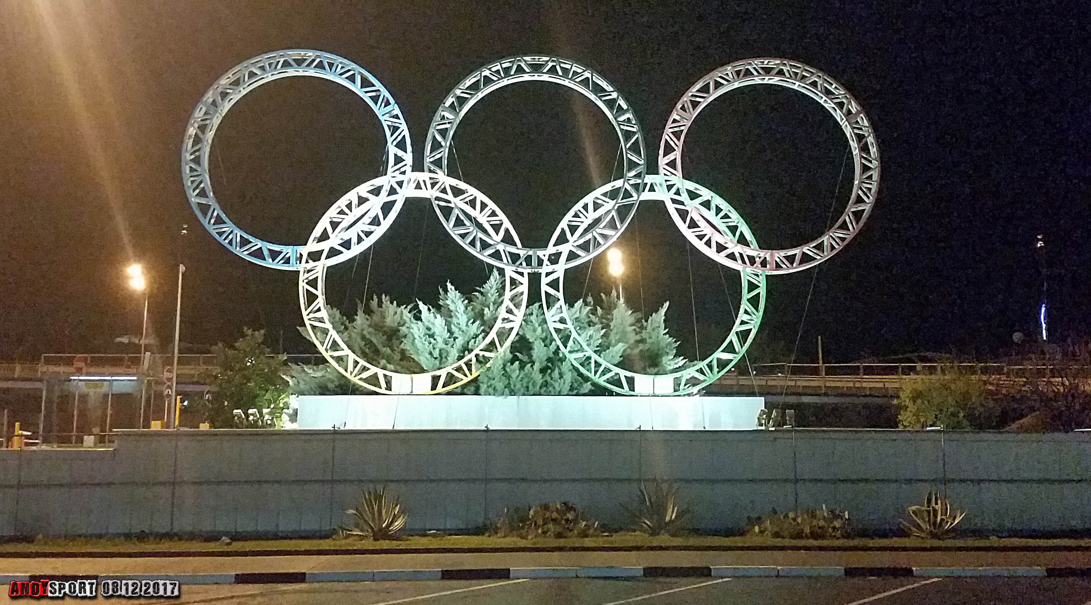Олимпийские кольца ночью