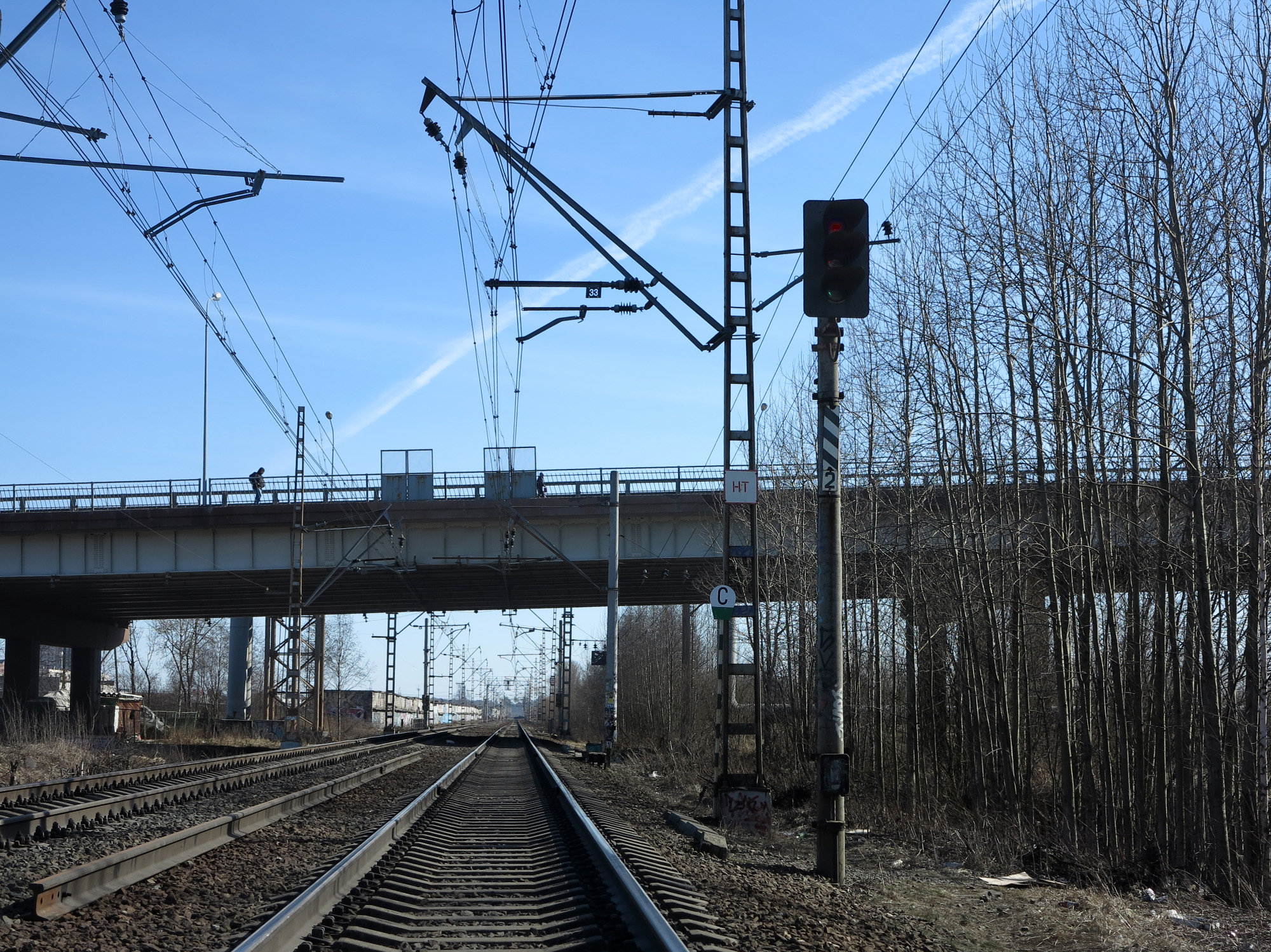 Переход через пути. Железнодорожный переход. Переход через железнодорожные пути. Железнодорожный пешеходный переход. Железная дорога переход.