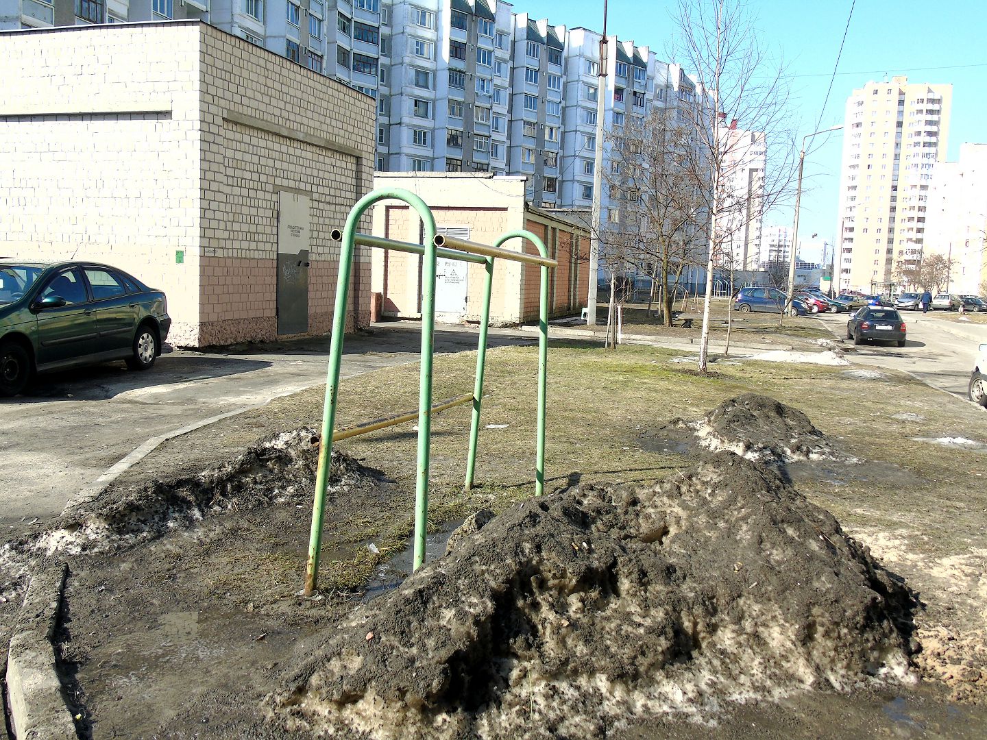 Стойка для выбивания ковров во дворе