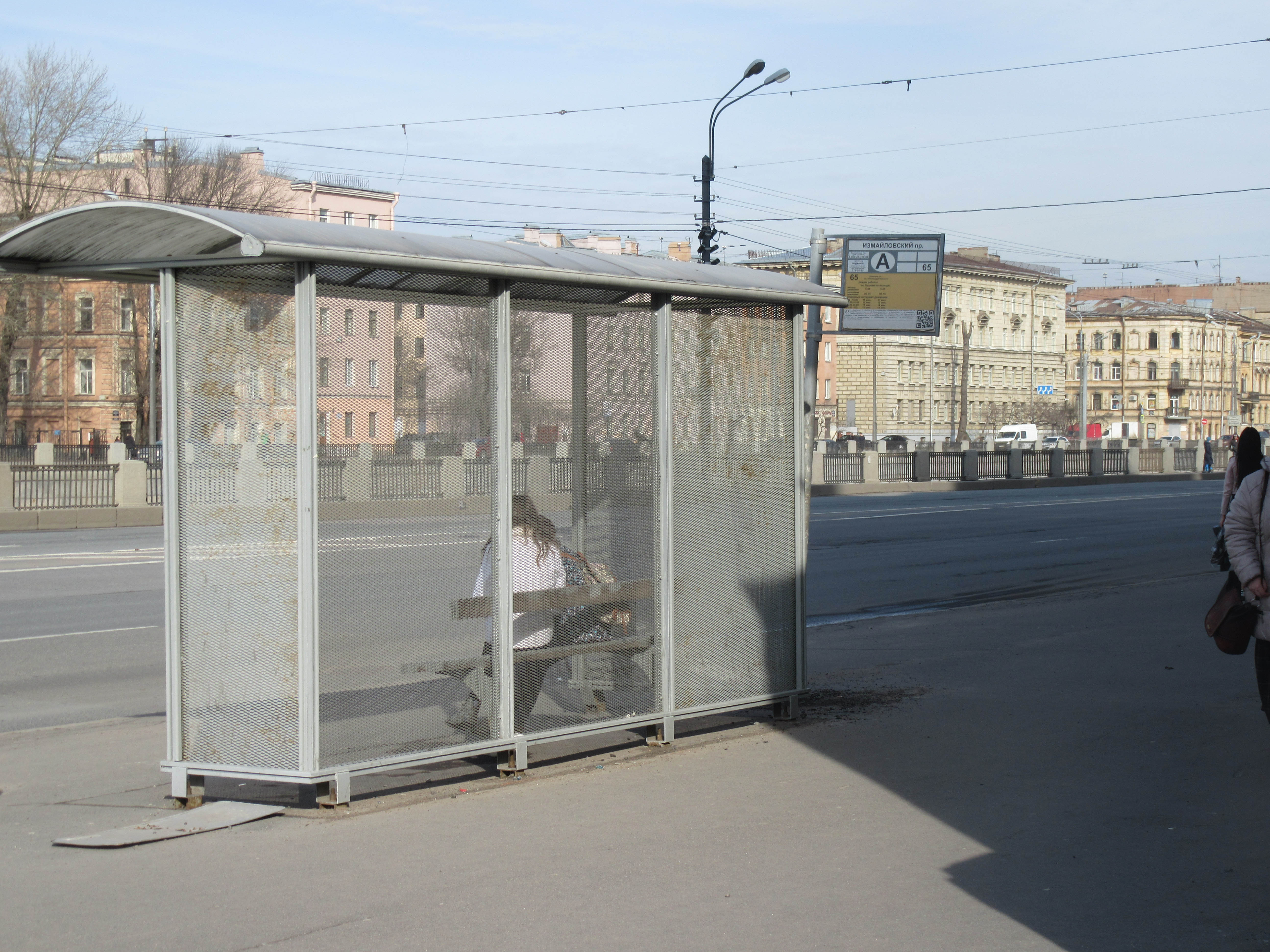 Третью остановку. Обводный канал автобусная остановка. Остановка набережная. Остановка Измайловский проспект. Автобусные остановки СПБ Покрашенные.