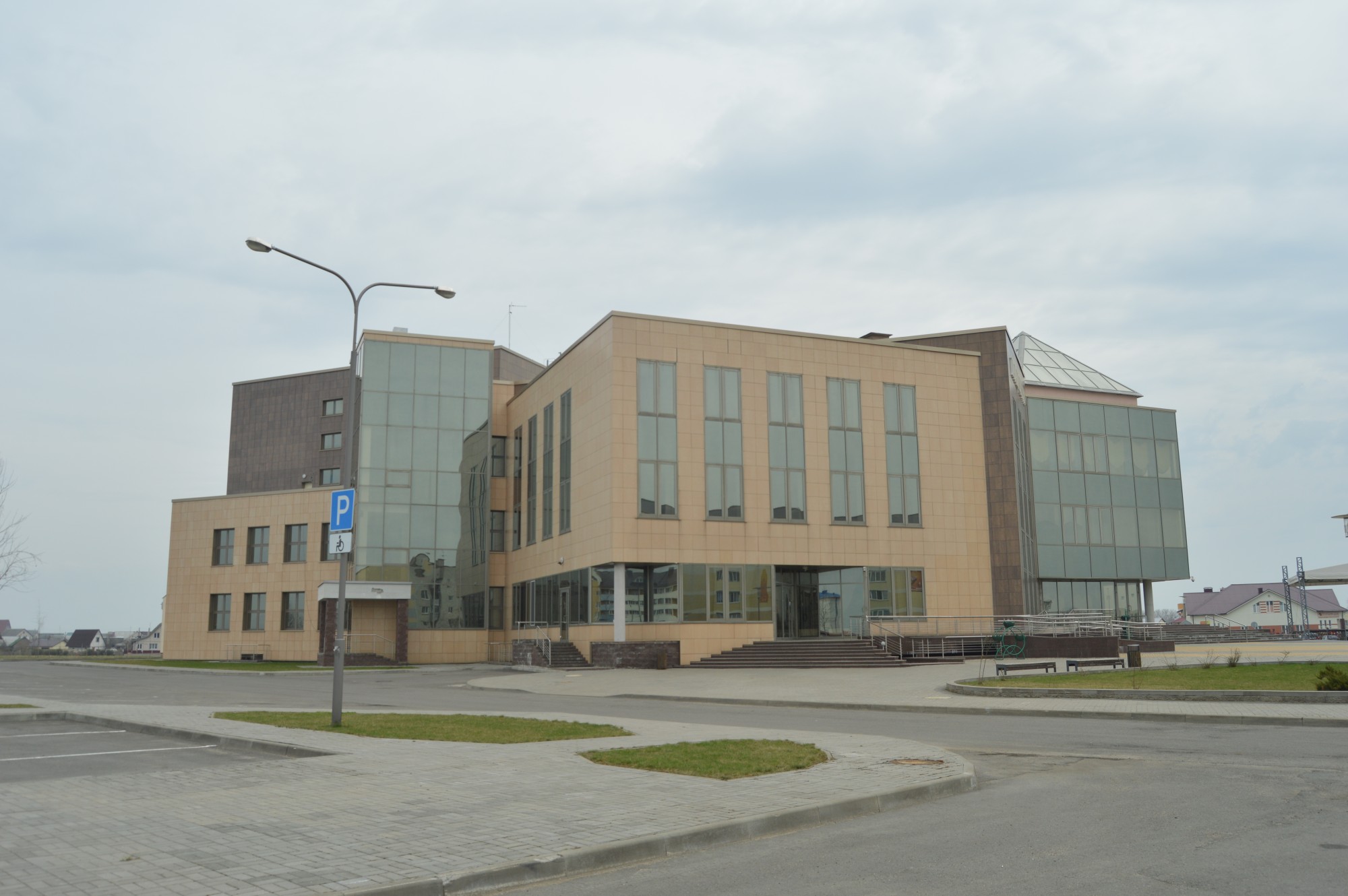 Дзержинский дворец творчества. Дом культуры Узда Минского района. Дом культуры Белоруссия. Город Узда. Узденский районный дом культуры официальный сайт.