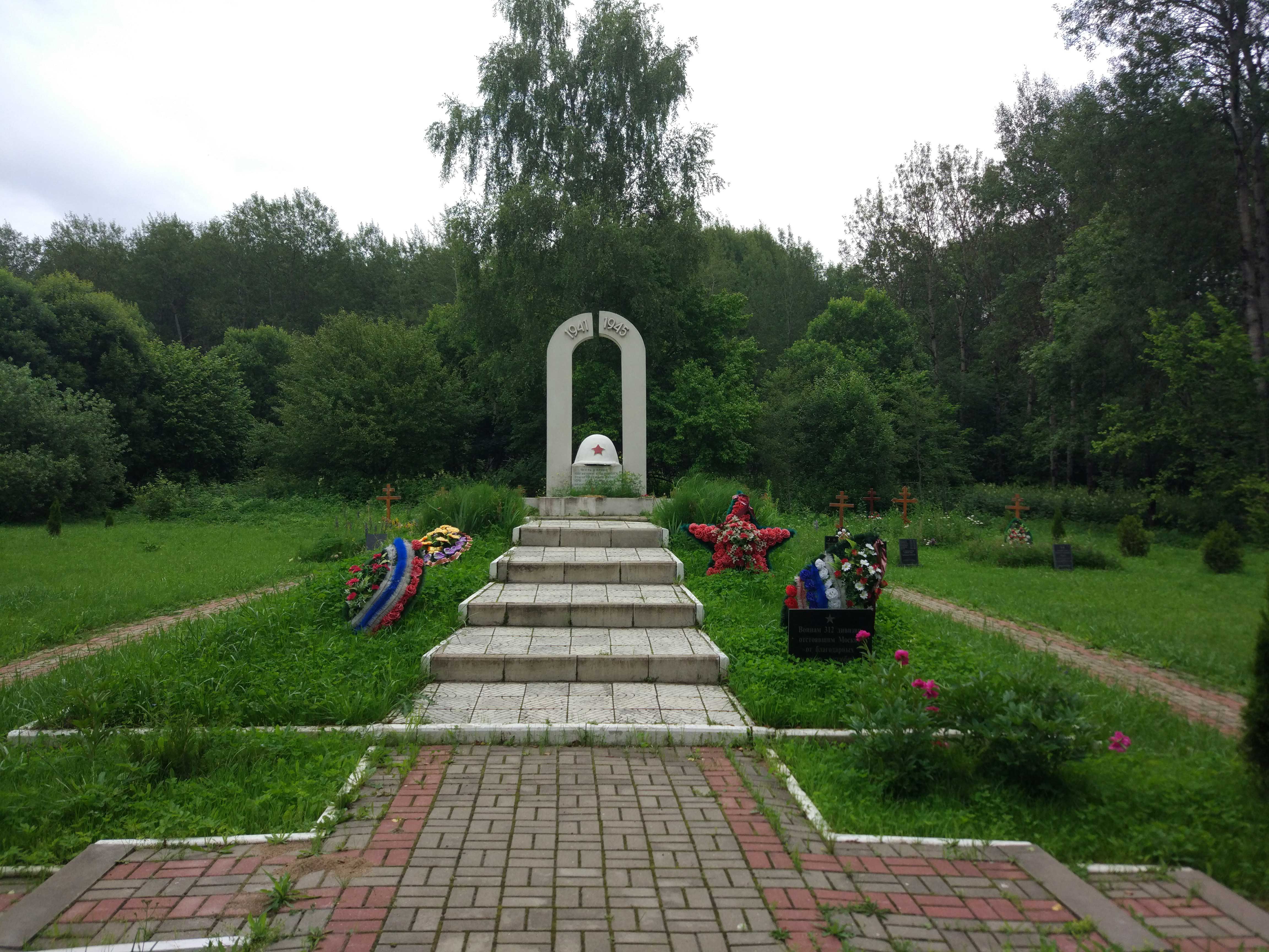 Поле памяти. Поле памяти Малоярославец. Братская могила Малоярославец. Бутово Малоярославец Братская могила. Малоярославец немецкая Братская могила.