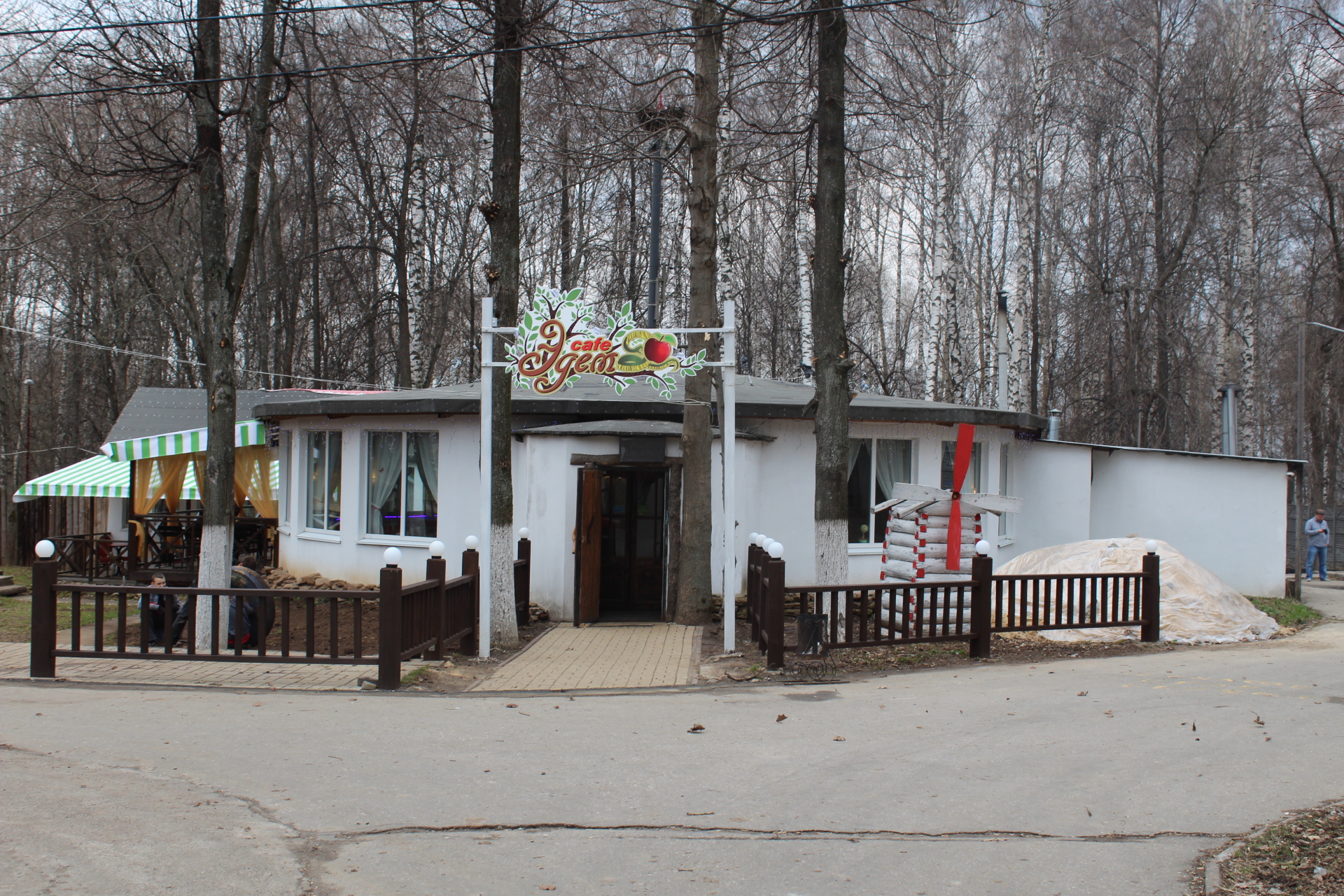 Рестораны парка швейцария. Кафе в парке Швейцария в Нижнем Новгороде. Парк Швейцария кафе. Кафе Эдем Нижний Новгород. Кафе Эдем Оренбург.