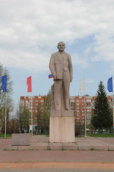 Железногорск курская область ленина. Памятник Ленину в Железногорске Курской области. Статуя Ленина в Железногорске Курской области. Памятник Ленину Железногорск Курская область. Железногорск Красноярский памятник Ленину.