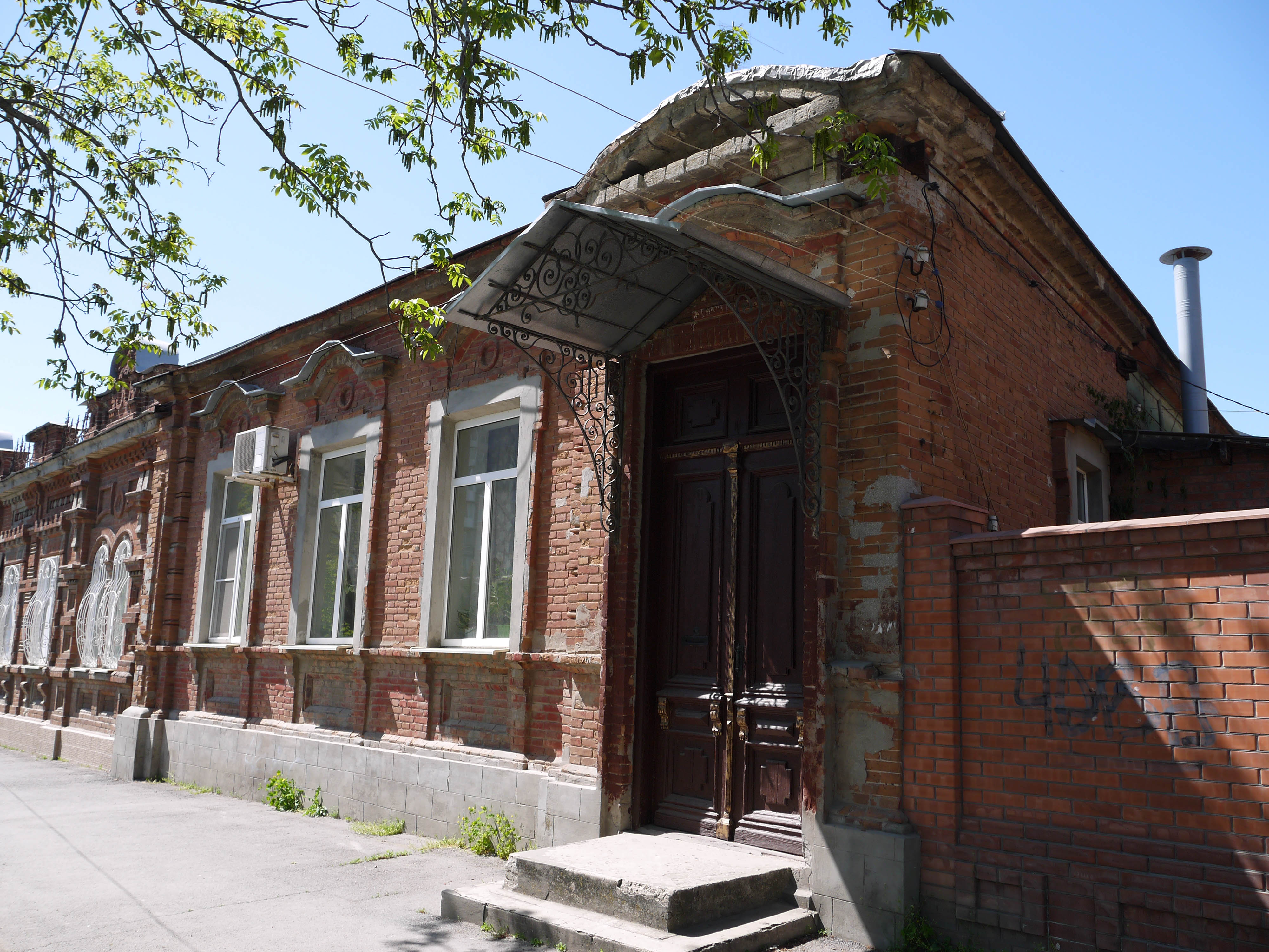 Фото домов таганрога. Таганрог историческая архитектура. Памятники архитектуры Таганрога. Таганрог исторический дом Сапсовича. Старинные здания Таганрога.