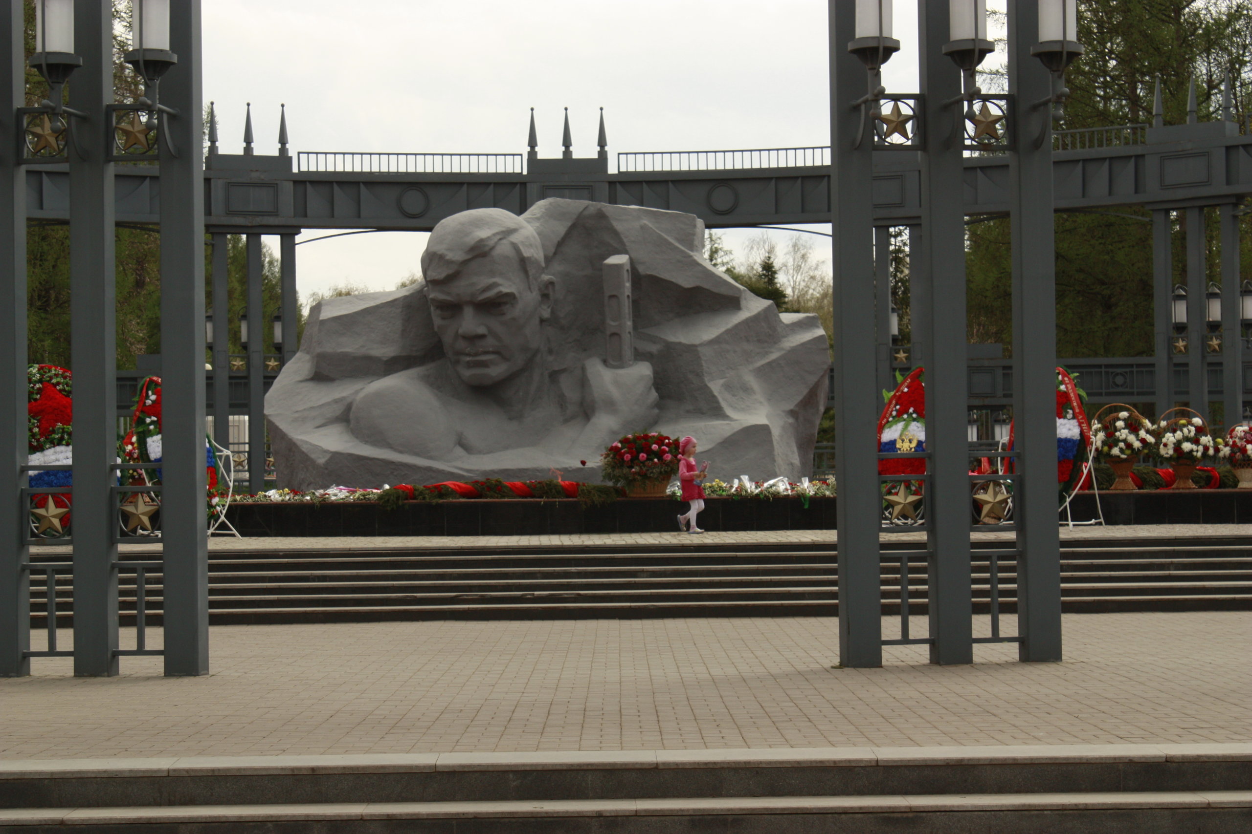 Памятно военном. Мемориал Великой Отечественной войны Альметьевск. Вечный огонь Альметьевск. Мемориальный комплекс вечный огонь Альметьевск. Мемориал ВОВ Альметьевска.