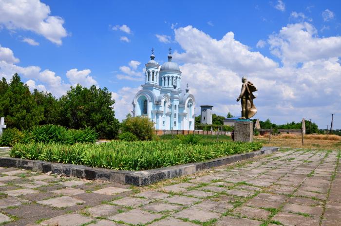 Токаревка тамбовская область. Токаревка Херсонская область. Херсонская обл. Село Токаривка. Памятники в Токаревке Тамбовской области. Воскресенское Херсонская область.