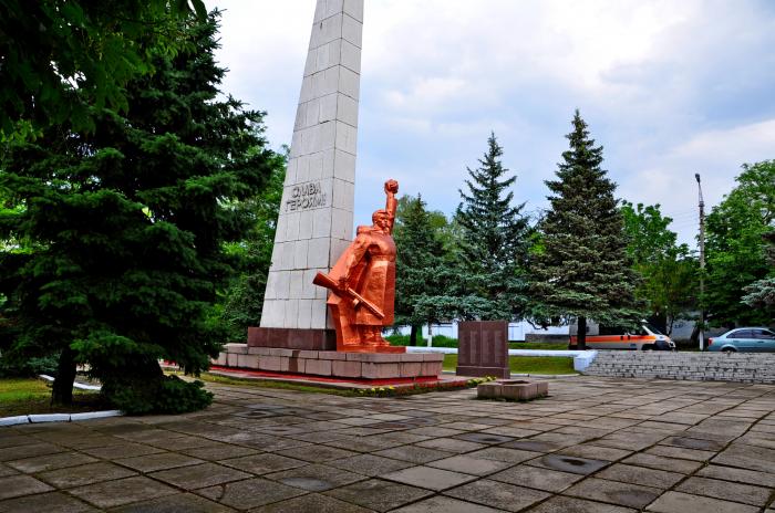 Александровка херсонская. Великая Александровка Херсонская область. Большая Александровка Херсонская область. Мемориальный комплекс с Днепровское Херсонская область. Мемориалы в Херсонской области.