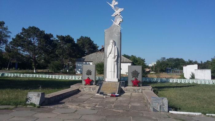 Погода крым село ленинский. Село Семисотка Крым. Село Семисотка Ленинского района Республики Крым. Семисотка Крым памятник. Семисотка Крым Ленинский.