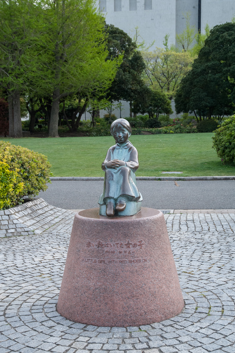 Sculpture "A Little Girl With Red Shoes On" Yokohama