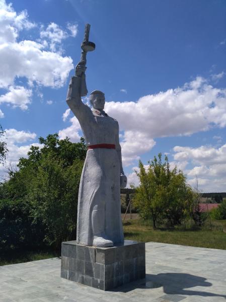 Донское симферополь. Донское Крым памятник. Памятник в селе Донском Симферопольского. Памятник солдату в селе Донском Симферопольского. С.Донское Симферопольский район достопримечательности.