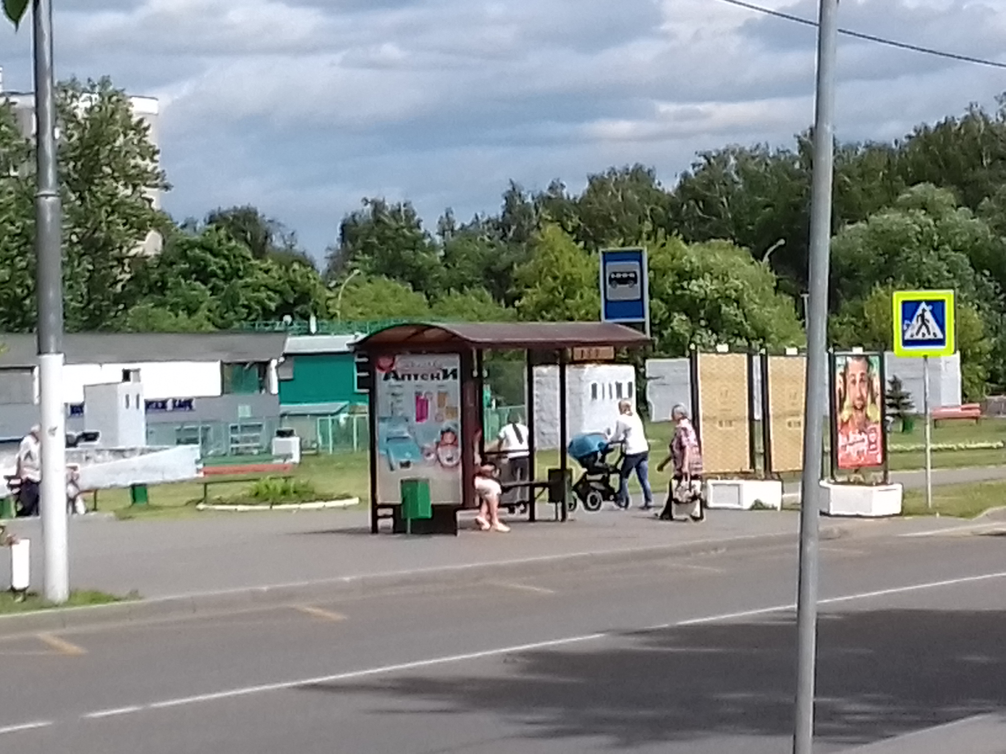 Дорожная улица. Остановка дорожный участок. Остановка дорожная на Яблоновский. Остановка дорожный дом Одинцовский район. Палатка остановка дорожная.