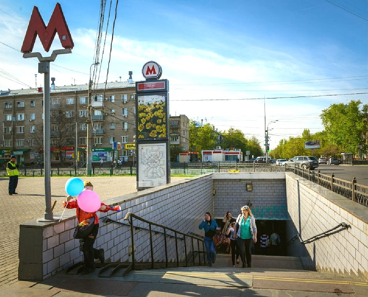 Перово тут. Станция метро Перово. Станция Перово-2. Вестибюль станции Перово. Станция метро Перово с улицы.