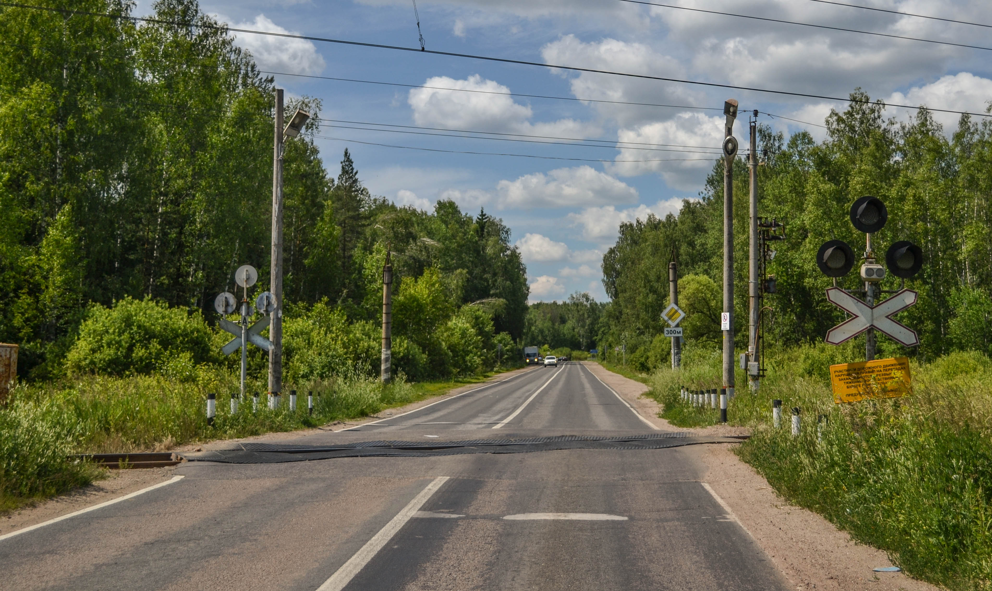 жд переезд зима. переезд. не охраняемый переезд жд. железнодорожный переезд ссср. неохраняемый жд переезд.