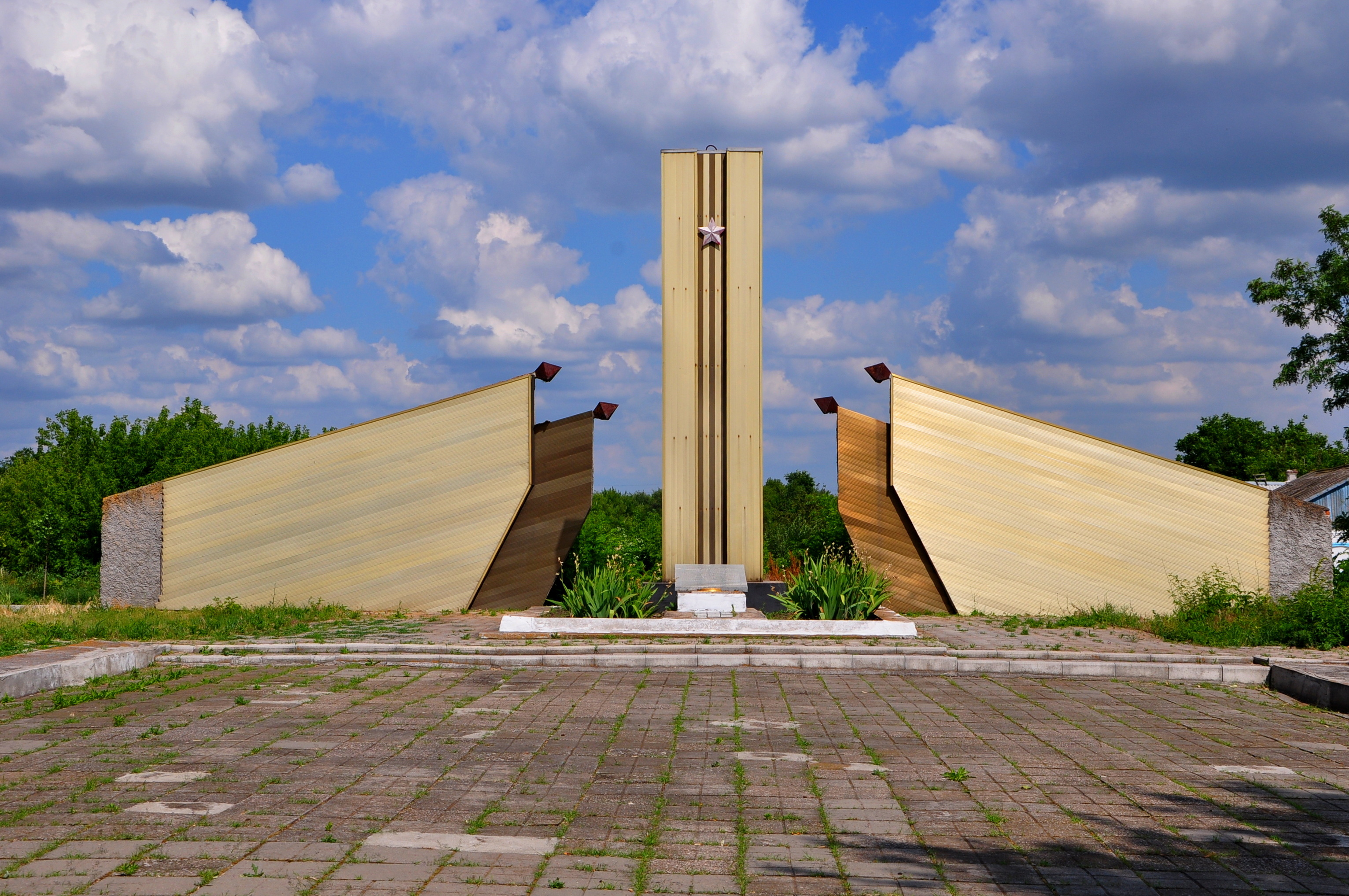 Мемориальный комплекс. Мемориальный комплекс Сальзигутово. Елшанский мемориальный комплекс. Оргтруд мемориальный комплекс. Мемориальный комплекс город Радомышль.