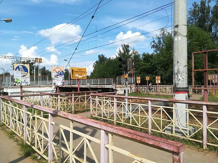 Долгопрудный завтра. Поселок Водники Долгопрудный. Водники Долгопрудный пляж мост. Станция Водники пляж. ЖД пути Долгопрудный.