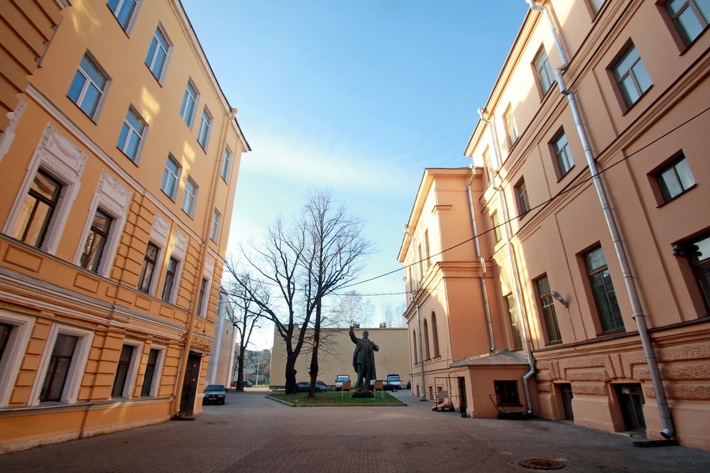 Петербургское п образование. Университет Лесгафта Санкт-Петербург. Декабристов 35 Лесгафта. Улица Декабристов 35 Санкт-Петербург. Памятник Ленину Лесгафта.