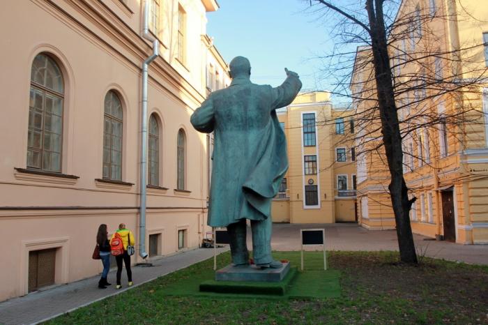 Памятник Ленину Лесгафта. Памятник Ленину в институте Лесгафта. Памятник Ленину во дворе Лесгафта. Памятник Ленину Варшавский вокзал институт Лесгафта.