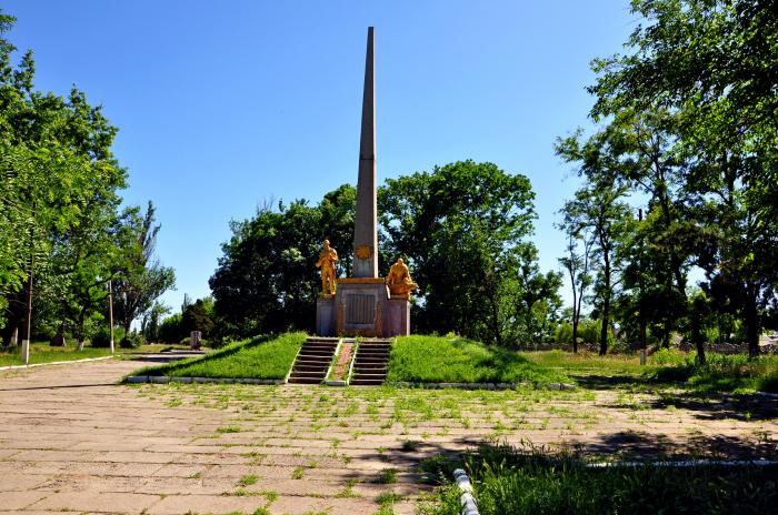 Каменка днепровская запорожская. Каменка Запорожская область. Мемориал воинам освободителям в Каменке Днепровской. Памятник воинам освободителям Каменка Воронежская область.