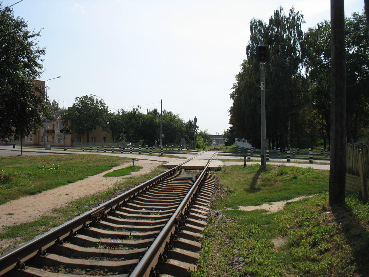 Жд пинск. Переезд в Геническе танки. Ж Д фото х Семичный. ЖЭСКА Железнодорожная фото. Посёлок кирпичный Железнодорожный переезд г Армавир.