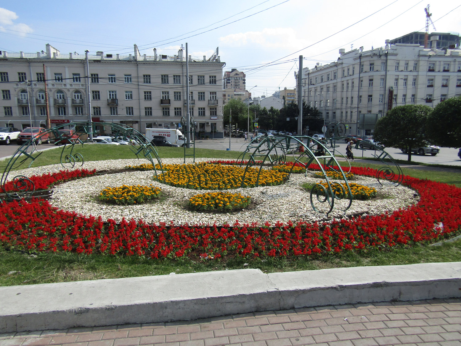 Город цветов екатеринбург. Клумбы Нижнего Тагила. Клумба Максима Горького Тула. Цветники Нижнего Тагила. Парк Горького клумбы.