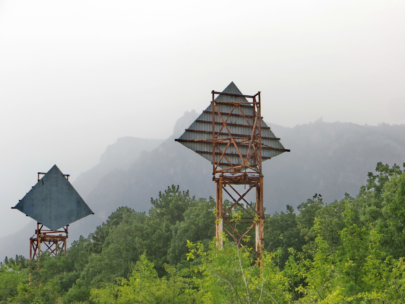 Пассивный ретранслятор. Пассивный ретранслятор. Пассивный ретранслятор укв. Ретранслятор архыз. Антенна в горах.