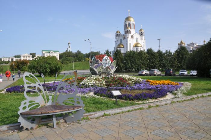 Клумба екб. Клумбы Екатеринбурга. Растительность Екатеринбурга. Парк имени Партсъезда Екатеринбург цветники.