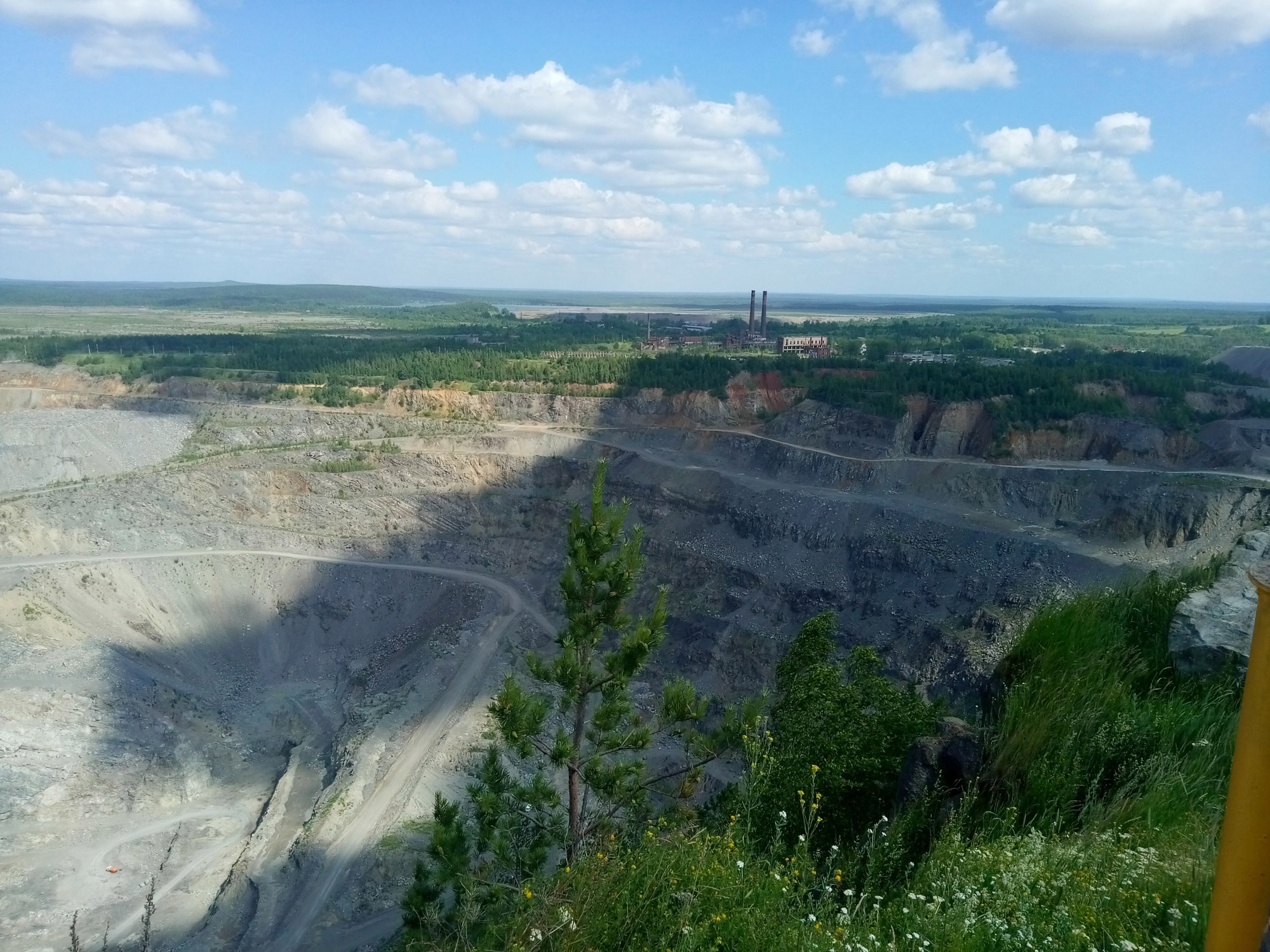 Центр карьер. Гора Благодать Кушва. Рудник Кушва. Гора Благодать Нижний Тагил. Карьер Чумпина в Кушве.