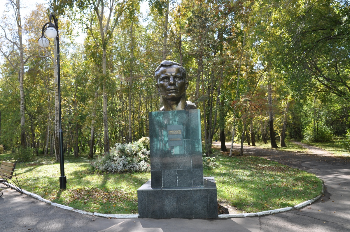 Памятники комсомольска. Парк им Гагарина Комсомольск на Амуре. Гагаринский парк Комсомольск на Амуре. Памятник Гагарину в Комсомольске на Амуре. Бюст Гагарина в парке Гагарина.