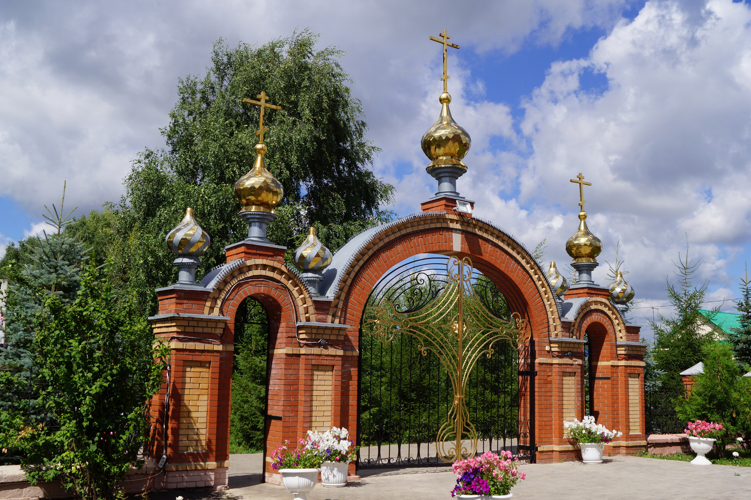 Погода в шарлыке оренбургской. Церковь Михаила Архангела Шарлык. Храм Михаила Архангела в Шарлыке Оренбургской области. Храм Архангела Михаила Челябинск. Поселок Шарлык храм Архангела Михаила.