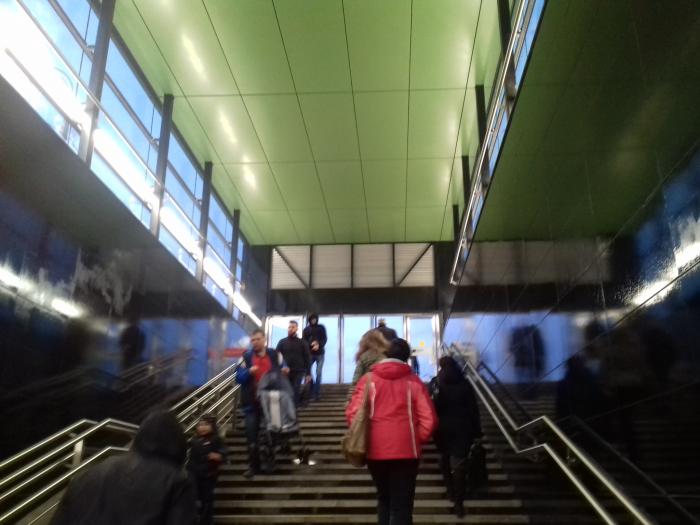 Станция метро озерная