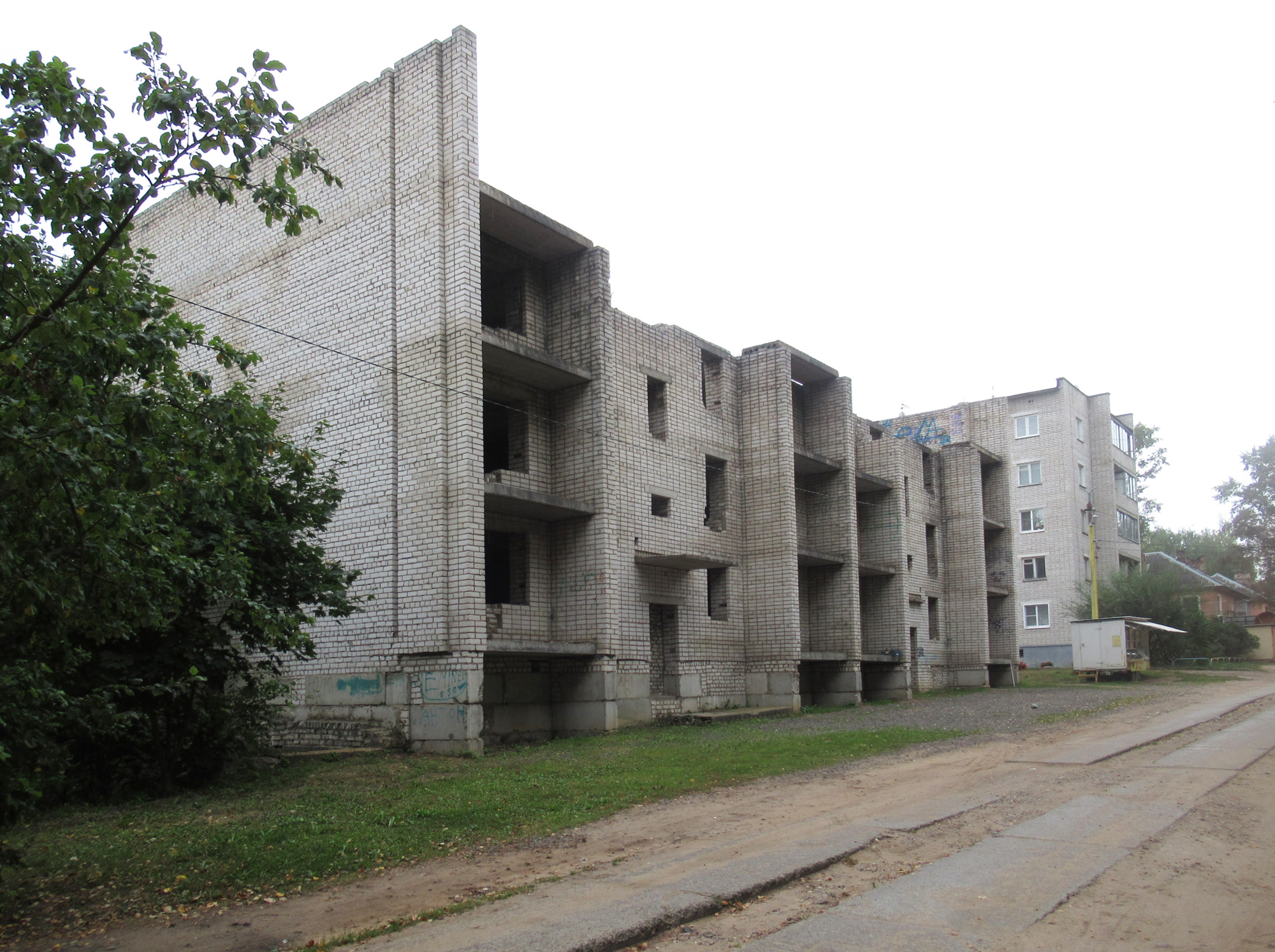 Г белый городок. Посёлок городского типа белый городок. Белый городок Тверская область. Белое недостроенное здание.