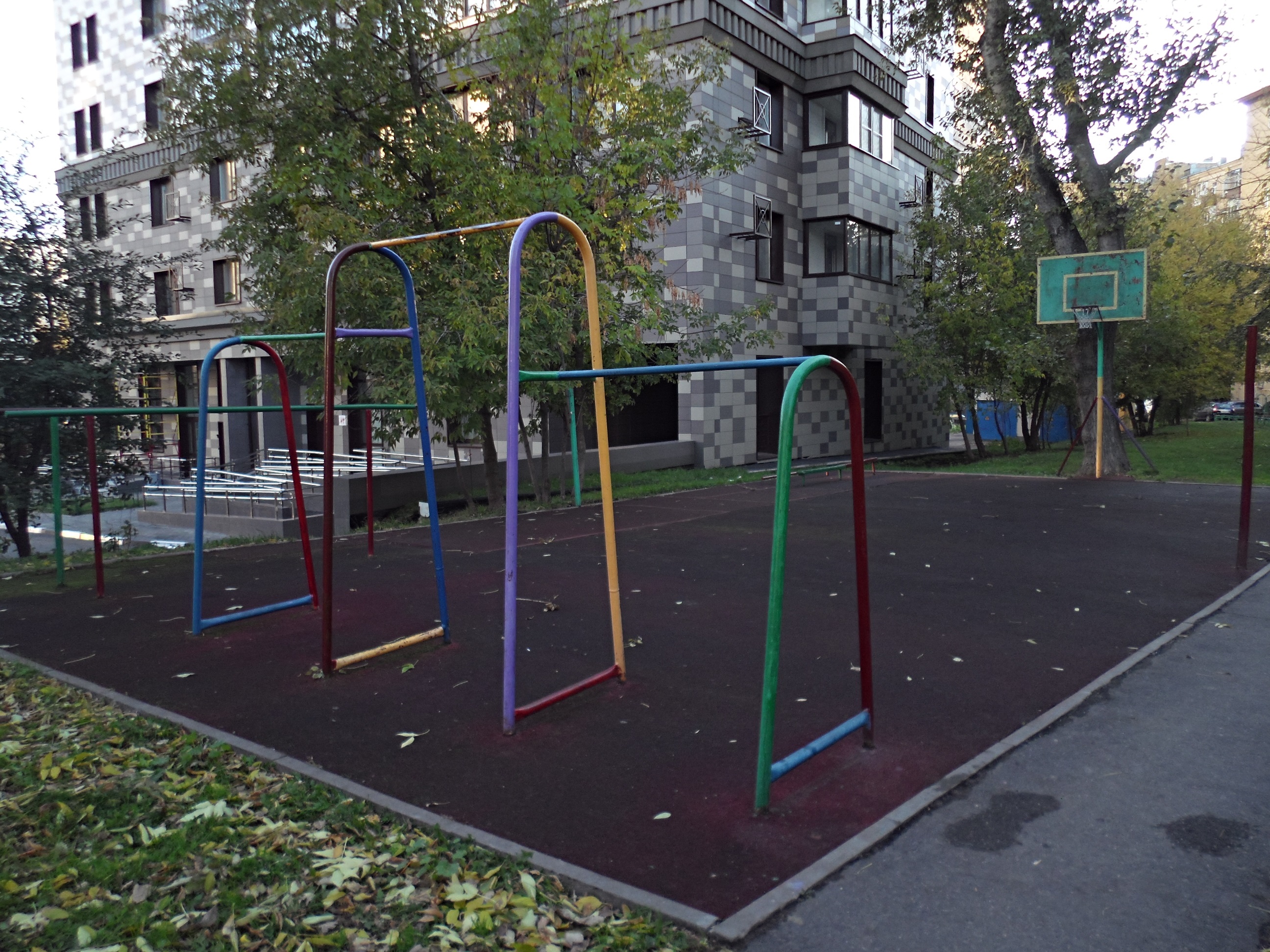 Спортивные площадки в москве. Вокзальный переулок 8к2. Комендантский проспект 35 к2 спортивная площадка. Покрышкина 8к1 спортивная площадка. Вокзальный пер., 8к2.