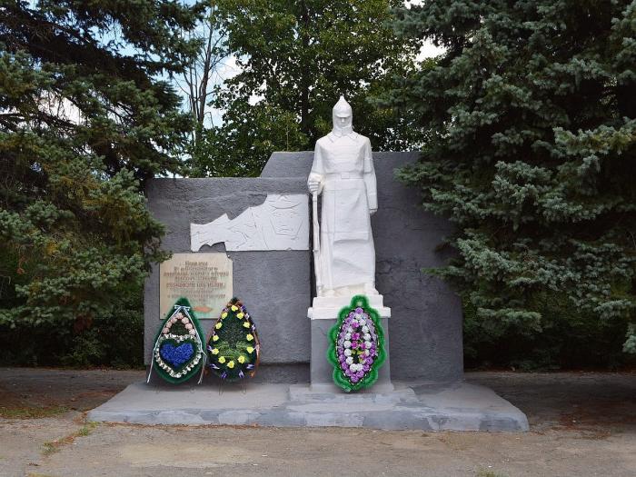 Памятники шахтинск. Памятники Каменск Шахтинский. Памятник героям-пионерам (Каменск-Шахтинский). Памятники в Каменске Шахтинском. Памятники Каменск Шахтинский памятник Чехову.