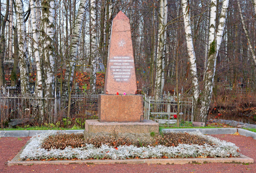 Пороховском кладбище в петербурге на карте. Пороховское кладбище Обелиск. Пороховское кладбище Санкт-Петербург. Памятники в Санкт-Петербурге Братская могила. Обелиск СПБ.