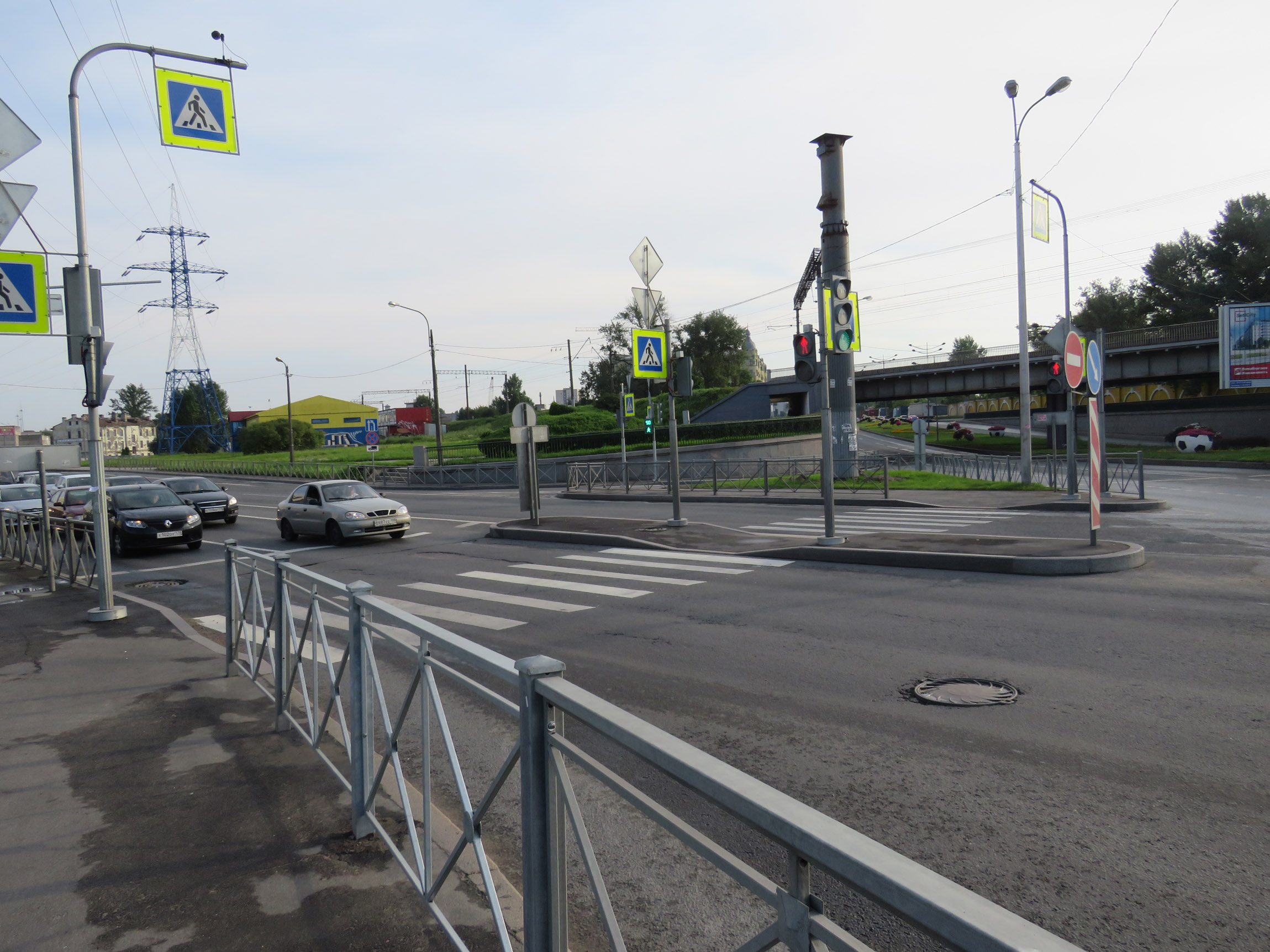 Островок санкт петербург. Островок безопасности шоссе Энтузиастов. Алтуфьевское шоссе островок безопасности. Островок безопасности у здания. Парковка на островках безопасности 2021.