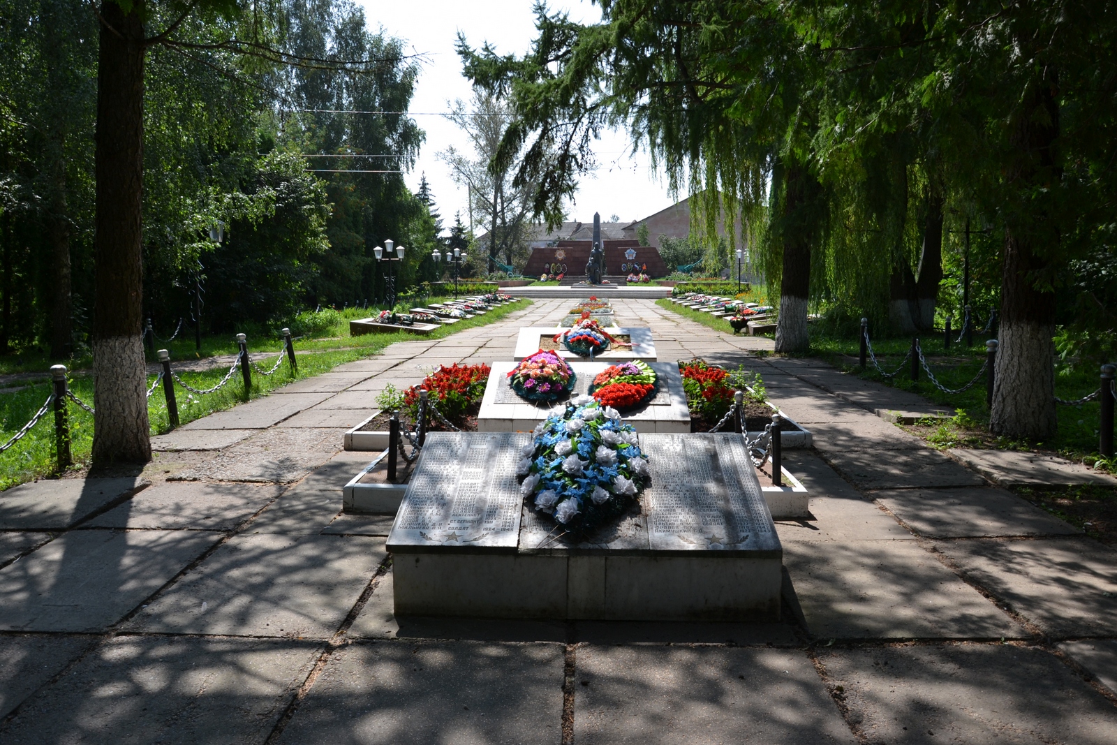 Аллея памяти. Мемориал Хомутово Новодеревеньковский район. Мемориал Хомутово Орловская область. Памятники с Хомутово. Аллея памяти Тирасполе.