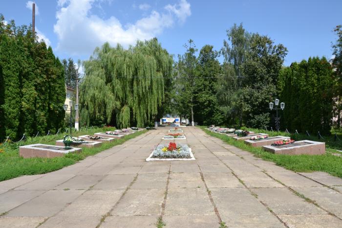 Хомутово орловская область. Пгт Хомутово Орловской области. Мемориал Новодеревеньковский район поселок Хомутово. Пгт Хомутово Орловской области мемориал. Достопримечательности Хомутово Орловской области.