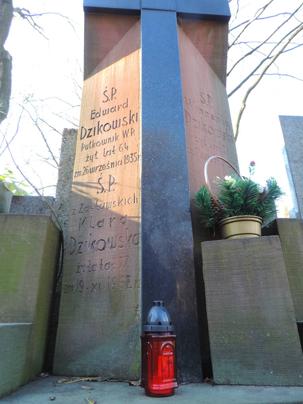 Dzikowski Signs The grave of Edward Dzikowski - Warsaw