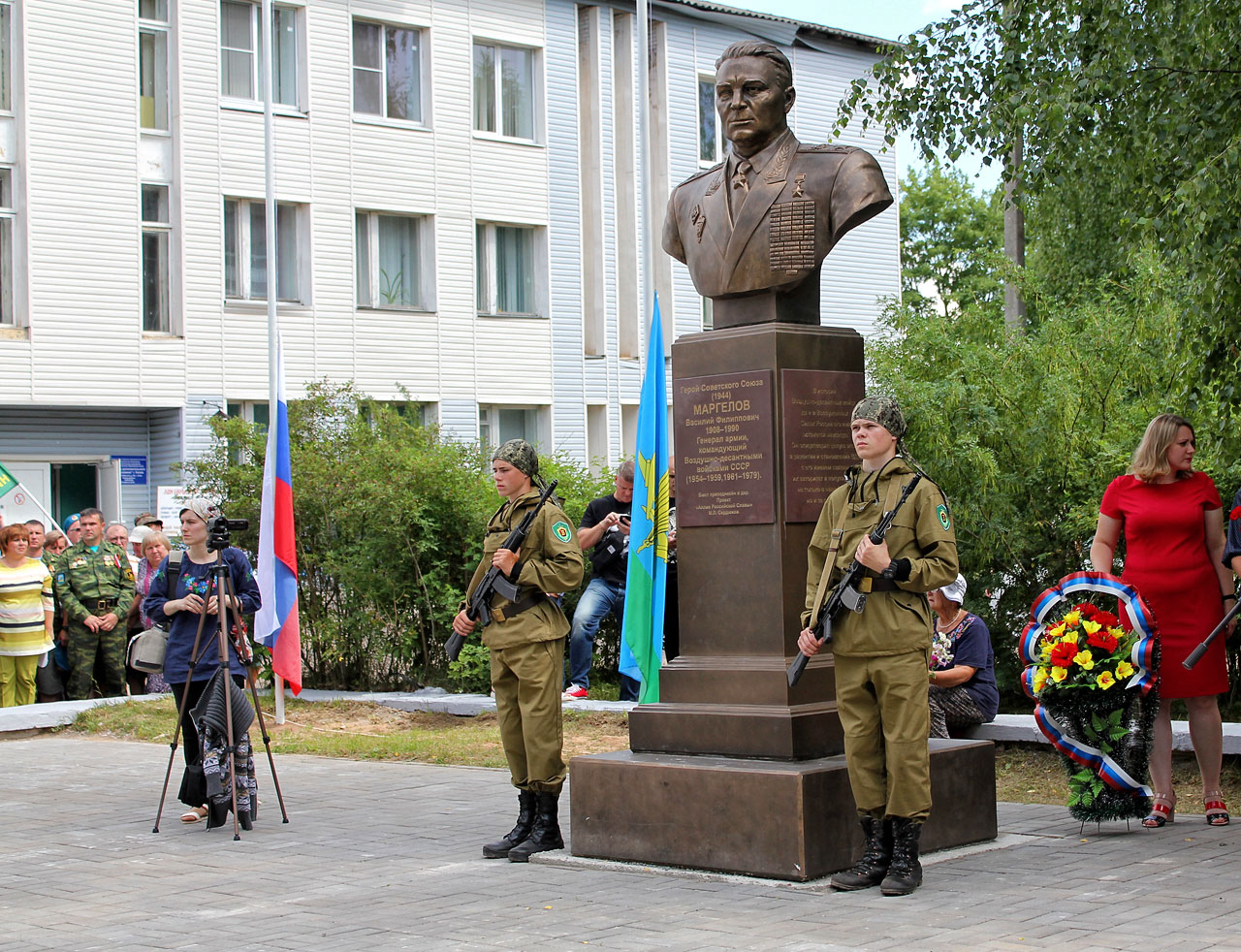 Памятник маргелову в москве фото