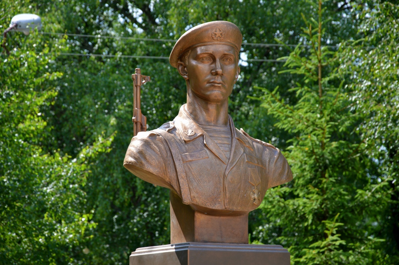 Памятник евгению. Памятник Родионову Евгению Николаевичу. Памятник Евгению Максимову в Претории. Памятник Евгению Исакову в Холме. Памятник Исакова.