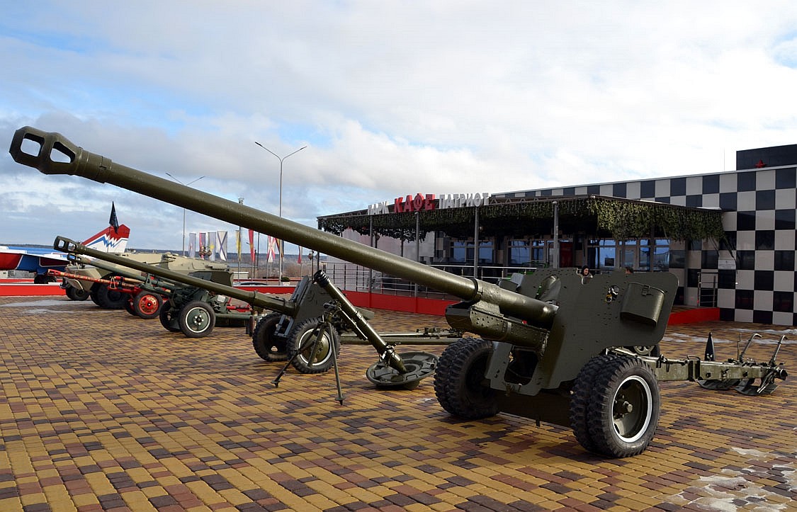 100 mm field gun BS-3 M1944 on display - Kamensk-Shakhtinsky