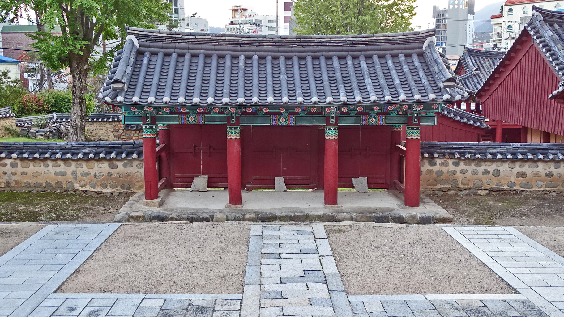 Dongnae Hyanggyo Naesammun - Busan