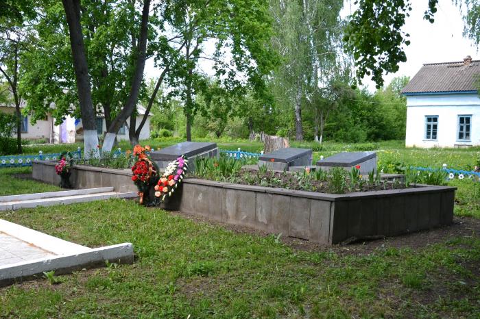 Село никольское орловская область. Никольское Орловская область Свердловский район. Братская могила Никольское. Село Никольское воинское захоронение. Братская могила село Никольское.