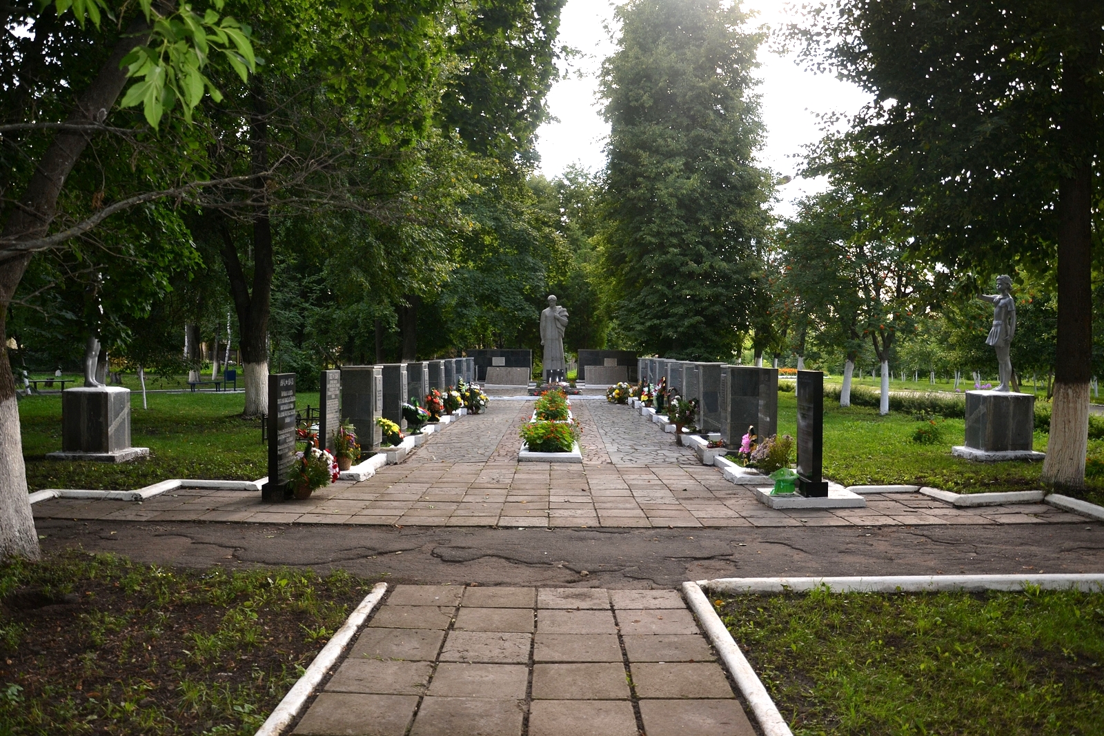 Змиевка орловская область. Братская могила на аллее героев. Мемориал Свердловский район Змиевка. Поселок Змиевка Свердловского района Орловской области. Мемориал Скорбящая мать Змиёвка.