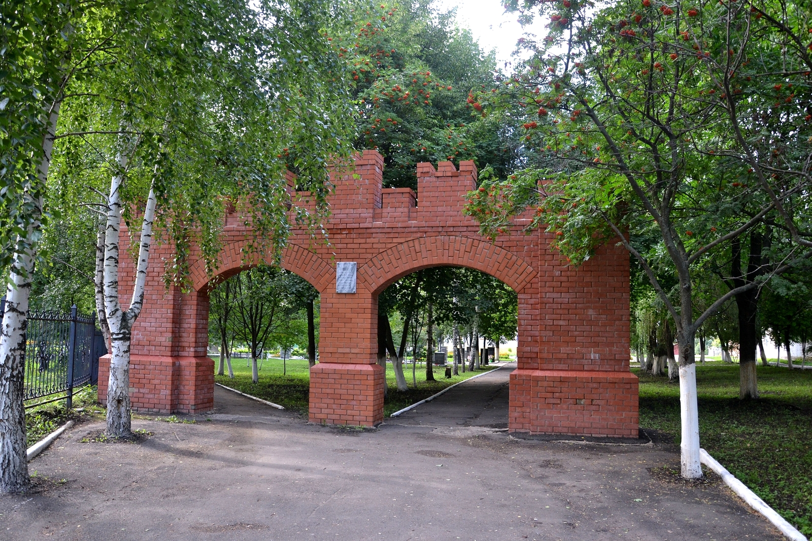 Змиевка орловская область. Змиевка арка. Поселок Змиевка Орловская область. Свердловский район поселок Змиевка. Мемориал Свердловский район Змиевка.